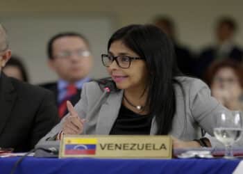 Vestido escolhido pela presidente da Venezuela para cerimônia oficial divide opiniões e causa polêmica na web: "147 anos de salário mínimo"