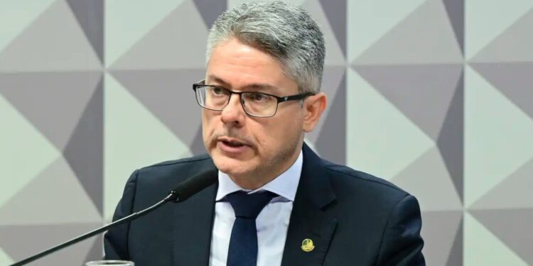 Senador Alessandro Vieira manda recado duro sobre impeachment de ministros do STF
