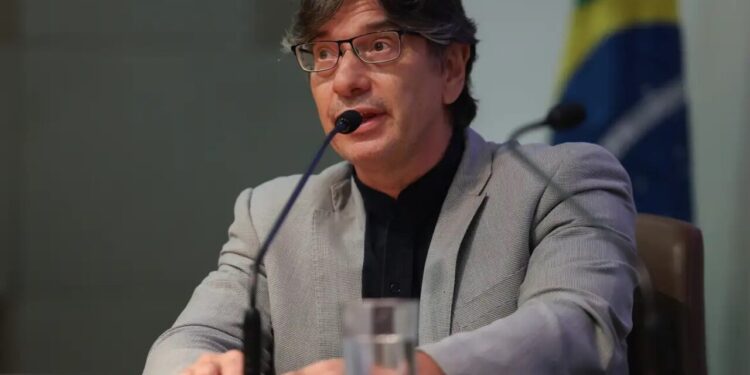 Entenda o que está por trás do novo embate entre servidores e a direção do IBGE em meio à crise