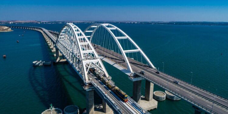 A ponte mais extensa da Europa é um colosso da engenharia moderna que custou R$ 13 bilhões e conecta dois países com estruturas rodoviária e ferroviária