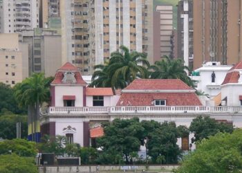 Relatos de tiros e disparos antiaéreos aumentam clima de tensão em Caracas