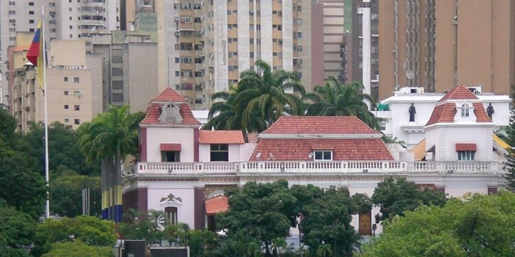 Relatos de tiros e disparos antiaéreos aumentam clima de tensão em Caracas