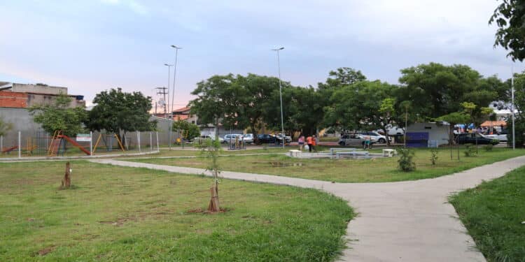 Prefeitura de Sorocaba entrega obras de nova praça revitalizada com estrutura moderna para feira-livre noturna