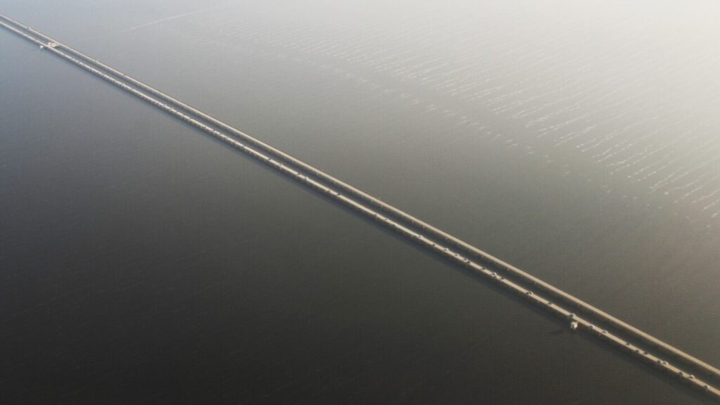 A ponte gigante com mais de 9.500 pilares no fundo de um lago que gera ansiedade e medo em quem atravessa seus 38 km