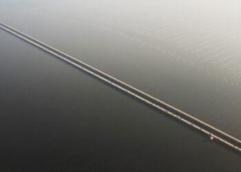 A ponte gigante com mais de 9.500 pilares no fundo de um lago que gera ansiedade e medo em quem atravessa seus 38 km