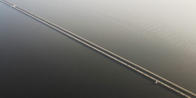 A maior ponte dos Estados Unidos custou US$ 6 milhões, tem 38 quilômetros e chama atenção pela grandiosidade e impacto na economia da região