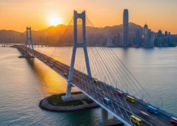 Maior ponte-túnel marítima do mundo custou R$ 100 bilhões, melhorou o tráfego de veículos e transforma o turismo em Hong Kong