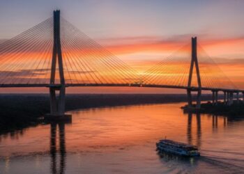 Maior ponte estaiada do Brasil custou R$ 1 bilhão e cruza 3,6 km sobre o Rio Negro