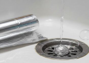 O segredo do papel alumínio no ralo da sua casa que poucos conhecem