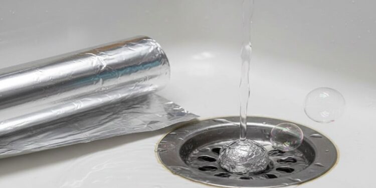 O segredo do papel alumínio no ralo da sua casa que poucos conhecem