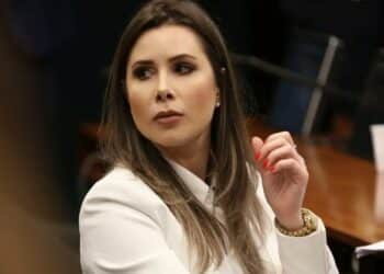 Deputada Carol De Toni pede sessão extraordinária do Congresso contra veto de Lula