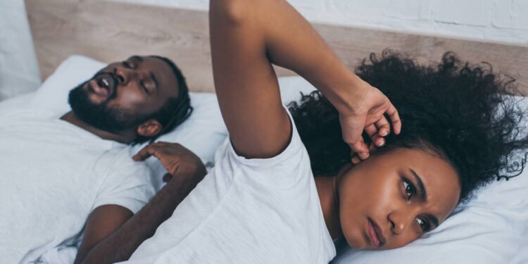 Ciência revela os hábitos simples para acabar com o ronco e ter um sono reparador