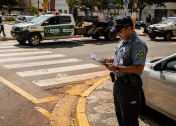 Pouco conhecida, regra de recuo gera mais de 2 mil multas e punição de R$ 130 ao motorista