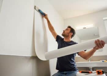 Esqueça o azulejo do banheiro: novo adesivo impermeável transforma o espaço sem obra