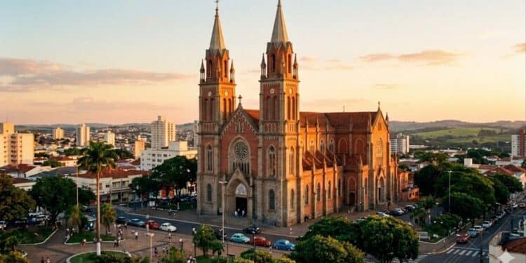 O refúgio de São Paulo que combina cidade verde com o pôr do sol mais famoso do interior