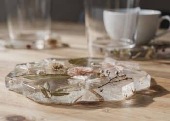 Adeus porta-copos sem graça: essa base artesanal com flores virou o item decorativo mais desejado do início de 2026