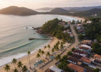 Uma cidade do litoral da Bahia chama atenção pelo encontro da Mata Atlântica com águas cristalinas que brilham