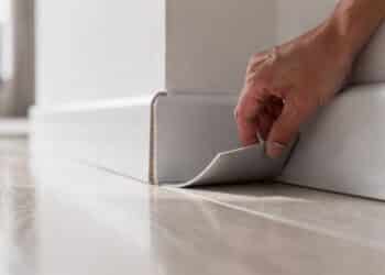 Novo rodapé autocolante dispensa pregos e deixa acabamento sofisticado em minutos