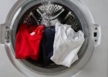 Nem alvejante, nem produtos caros: o truque com sal na máquina pode salvar suas roupas coloridas das temidas manchas