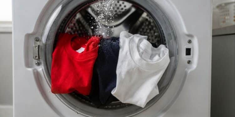 Nem alvejante, nem produtos caros: o truque com sal na máquina pode salvar suas roupas coloridas das temidas manchas