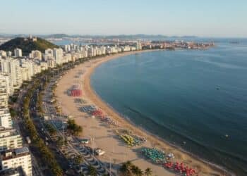 O maior jardim de praia do mundo fica em uma cidade brasileira dona também do maior porto da América Latina