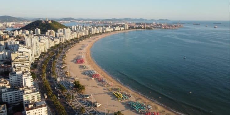 O maior jardim de praia do mundo fica em uma cidade brasileira dona também do maior porto da América Latina