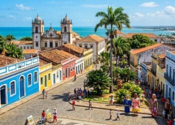 Essa cidade famosa por bonecos gigantes chama atenção com praias azuis calmas e arquitetura antiga