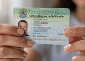 Regra de renovação da CNH em 2026 exclui gratuidade para motoristas acima de 70 anos e exige exame presencial