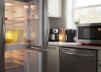 Os vilões invisíveis da cozinha que aumentam sua conta de luz e como cortá-los sem gastar nada nem trocar aparelhos