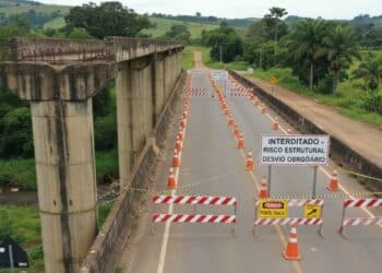 Ponte sobre o Ribeirão Carioca é interditada e desvio de 4,3 km muda o tráfego na MG-030
