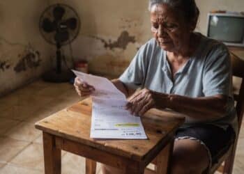 Idosos brasileiros tem direito a não pagar mais uma nova conta em 2026
