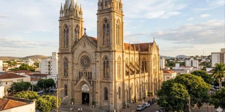 A principal cidade no Norte de Minas Gerais se tornou referência em saúde e qualidade de vida acolhedora