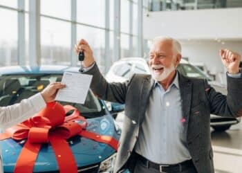 Pessoas com mais de 60 anos podem receber desconto especial na compra do carro