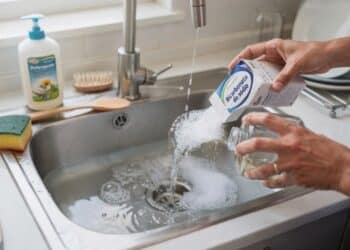 Esse truque com vinagre e bicarbonato pode salvar sua pia de entupir e ainda ajuda a eliminar odores do ralo