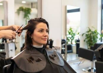 3 cortes de cabelo estilosos que valorizam mulheres com mais de 35 anos e estão bombando nos salões