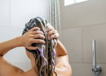 Adeus aos fios brancos: shampoo tonalizante ganha destaque por cobrir a raiz em casa sem complicação