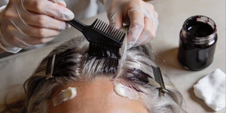 4 dicas caseiras infalíveis de cabeleireiros para cobrir fios brancos sem manchar o couro cabeludo