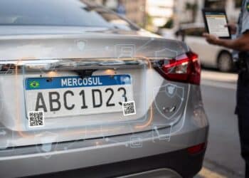 Multa de R$ 293 e 7 pontos atingem motorista que circula com placa nessas condições