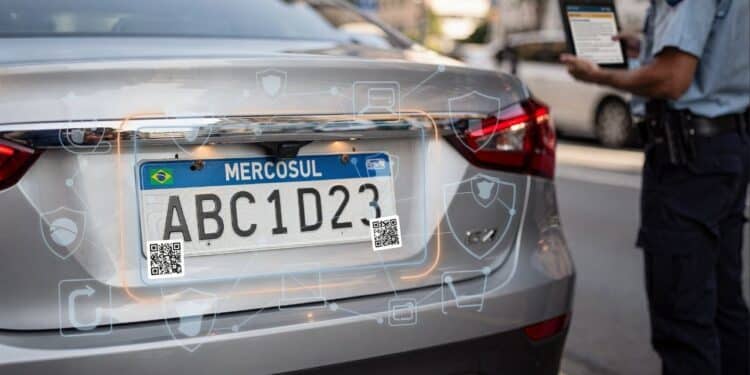 Multa de R$ 293 e 7 pontos atingem motorista que circula com placa nessas condições