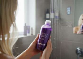 7 shampoos matizadores que neutralizam o amarelado dos grisalhos