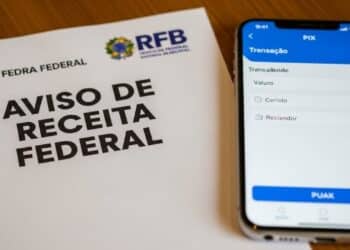 Receita Federal emite comunicado importante para quem faz transferências via PIX com frequência no Brasil