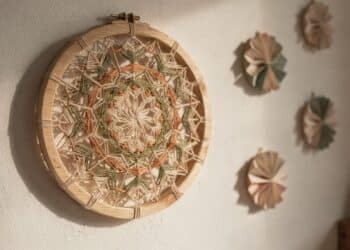 Adeus parede branca e sem graça: essa mandala artesanal é barata, fácil de fazer e tendência forte na decoração em 2026