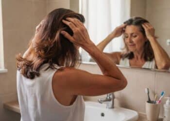 5 cuidados diários que fazem o cabelo crescer mais forte depois dos 35 anos