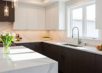 Adeus, mármore: Conheça a nova tendência queridinha das cozinhas modernas que custa muito menos