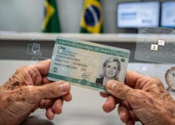 Motoristas acima dos 60 anos passam a seguir novo prazo especial para renovação da CNH conforme nova lei