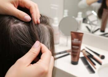 4 dicas infalíveis de cabeleireiros para cobrir fios brancos sem manchar o couro cabeludo
