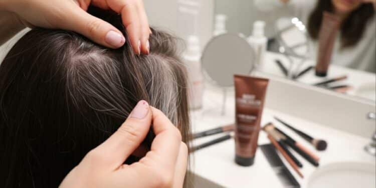 4 dicas infalíveis de cabeleireiros para cobrir fios brancos sem manchar o couro cabeludo