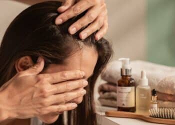 7 hábitos diários que fazem o cabelo crescer mais forte depois dos 35 anos