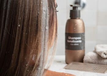 Sem tinta e sem ressecamento: 5 shampoos baratos que ajudam a esconder os brancos sem química pesada nos fios