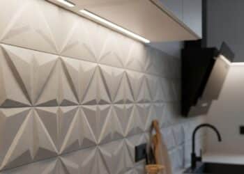 Adeus aos azulejos antigos: revestimento 3D fácil de aplicar vira tendência nas reformas de 2026